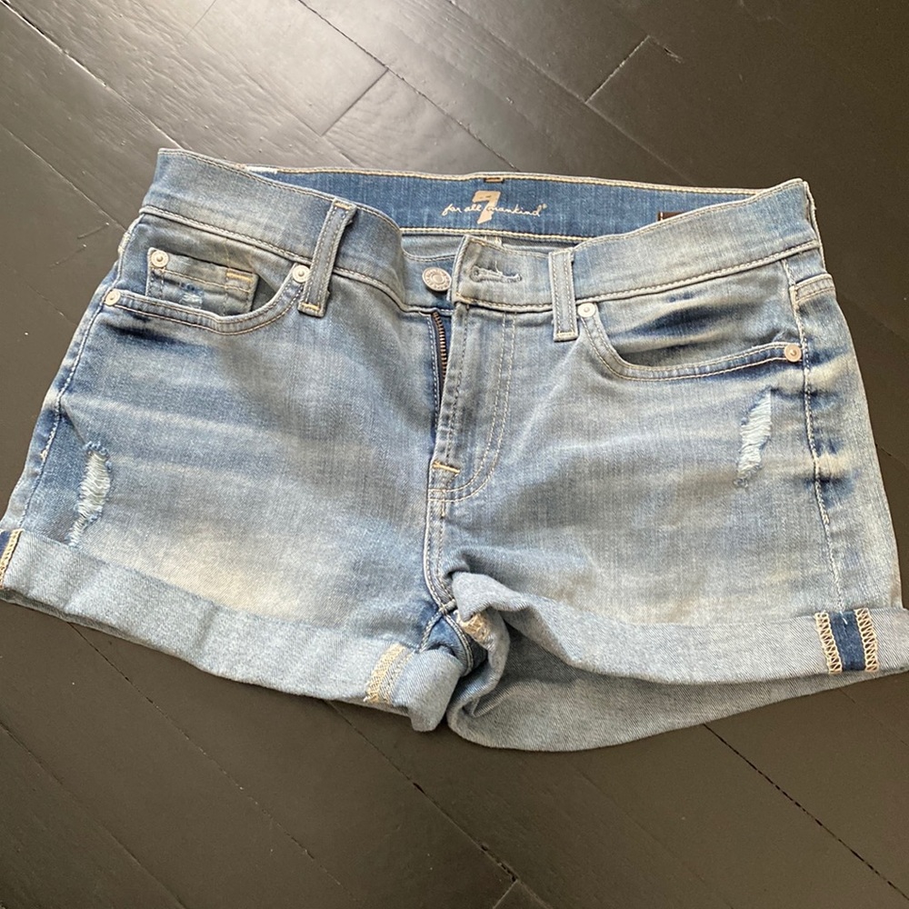 Barely worn 7 for all mankind women’s size 26 denim shorts!